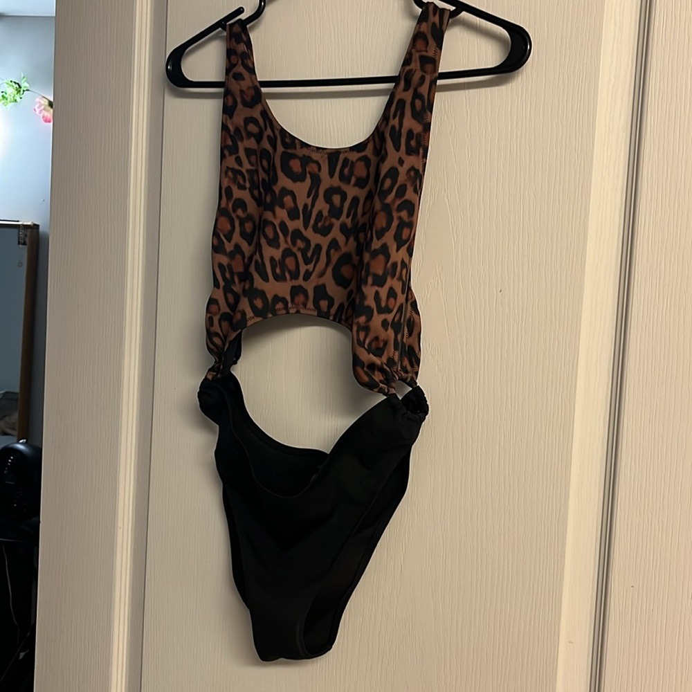NWOT-Kendall & Kylie black and cheetah print swim suit size Lg